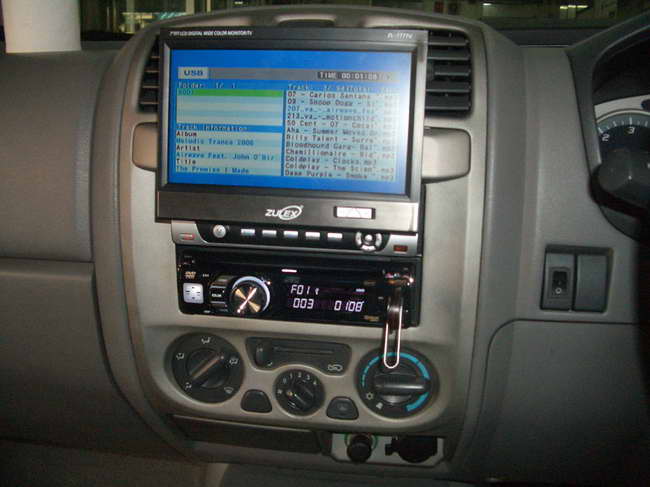 ลูกค้าำนำรถ ISUZU D-MAX 4 ประตู มาติดตั้ง จอ POP-UP 7" ZULEX และวิทยุ JVC-5506 DVD กับทางร้าน