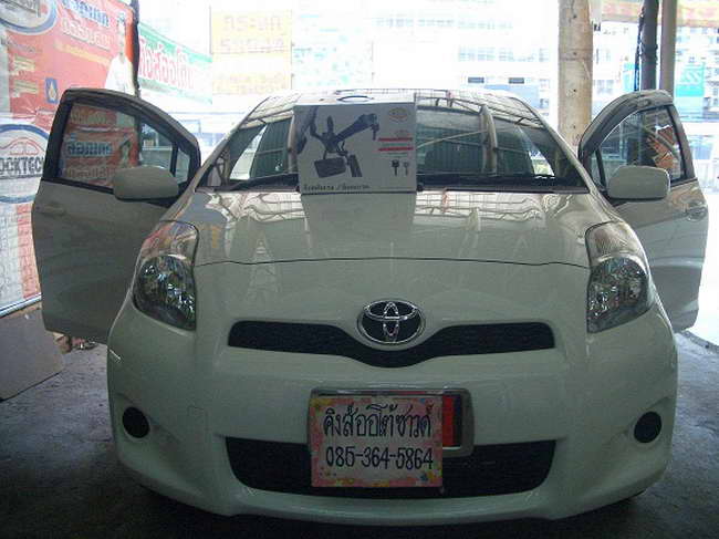 ลูกค้านำ รถยนต์ TOYOTA YARIS มาติดตั้ง LOCKTECH VISITLOCK BIZLOCK กล่องฟ้า กับทางร้าน