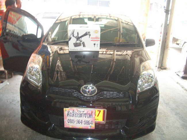 ลูกค้านำ รถยนต์ TOYOTA YARIS มาติดตั้ง LOCKTECH VISITLOCK BIZLOCK กล่องฟ้า กับทางร้าน