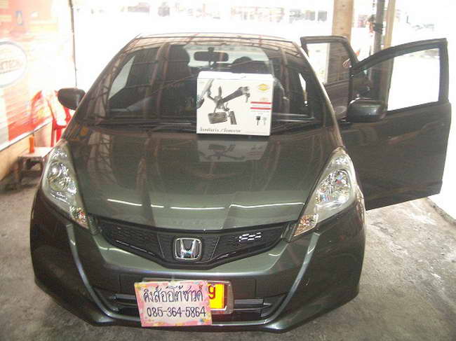 ลูกค้านำ รถยนต์ HONDA JAZZ มาติดตั้ง LOCKTECH VISITLOCK BIZLOCK กล่องฟ้า กับทางร้าน