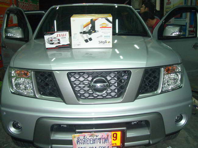 ลูกค้านำ รถยนต์ NISSAN NAVARA 2012 มาติดตั้ง ล็อคเทค กล่องเหลือง และ เซนเซอร์ถอยหลัง กับทางร้าน