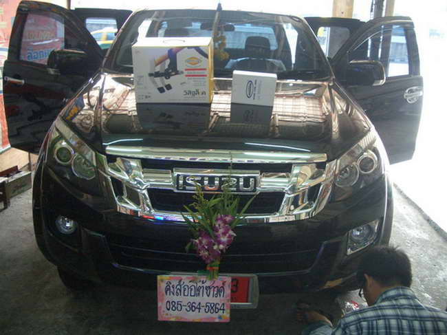 ลูกค้านำ รถยนต์ ISUZU D-MAX 4 ประตู 2012 มาติดตั้ง ล็อคเทค กล่องเหลือง และ ล็อคยางอะไหล่ กับทางร้าน
