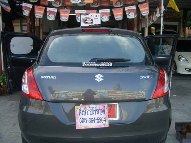 ลูกค้านำ รถยนต์ SUZUKI SWIFT มาติดตั้ง เซนเซอร์ถอยหลัง 4 จุด กับทางร้าน