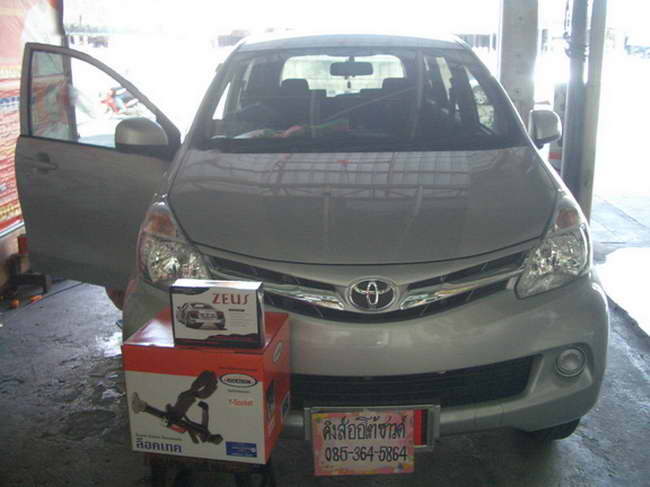 ลูกค้านำ รถยนต์ TOYOTA AVANZA มาติดตั้ง LOCKTECH กล่องส้ม และ เซนเซอร์ถอยหลัง 4 จุด กับทางร้าน
