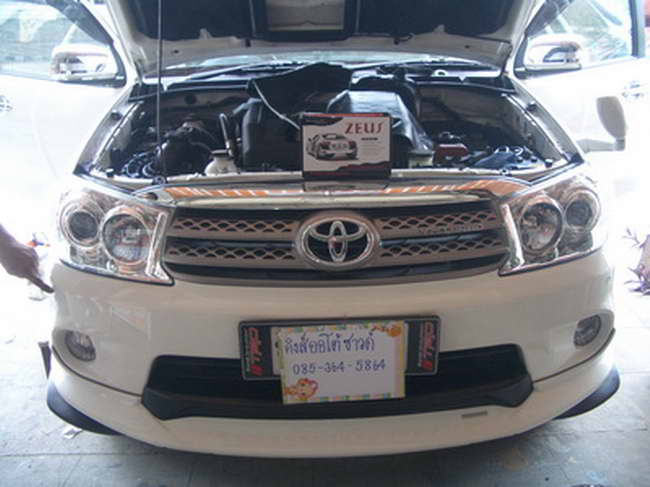 ลูกค้านำรถยนต์ TOYOTA FORTUNER มาติดตั้ง SENSOR ถอยหลัง 2 จุด กับทางร้าน