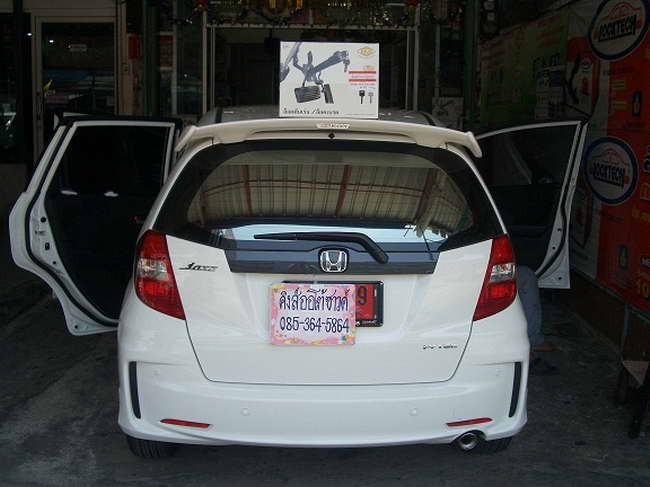 ลูกต้านำ รถยนต์ HONDA JAZZ มาติดตั้งLOCKTECH VISITLOCK BIZLOCK กล่องฟ้า กับทางร้าน