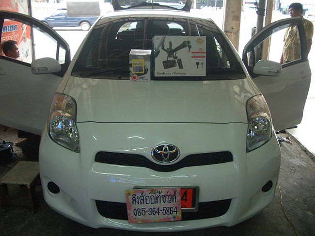 ลูกค้านำ รถยนต์ TOYOTA YARIS มาติดตั้ง LOCKTECH VISITLOCK BIZLOCK กล่องฟ้า และ รีโมทกันขโมย ABT UPGR